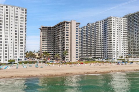 Снять в аренду кондоминиум в Форт-Лодердейл, Флорида 3 комнаты, 74.51м2, № 2177377 - фото 7