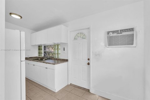 Casa en venta en Fort Lauderdale, Florida, 3 dormitorios, 79.06 m2 № 1969352 - foto 5