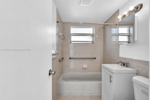 Casa en venta en Fort Lauderdale, Florida, 3 dormitorios, 79.06 m2 № 1969352 - foto 29