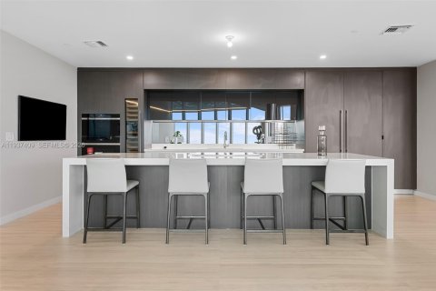 Condominio en alquiler en Miami, Florida, 4 dormitorios, 307.69 m2 № 1997791 - foto 5