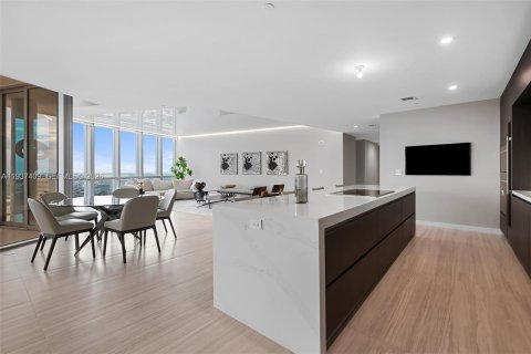 Condominio en alquiler en Miami, Florida, 4 dormitorios, 307.69 m2 № 1997791 - foto 4