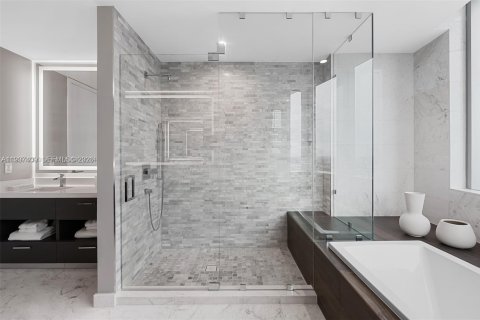 Condominio en alquiler en Miami, Florida, 4 dormitorios, 307.69 m2 № 1997791 - foto 8