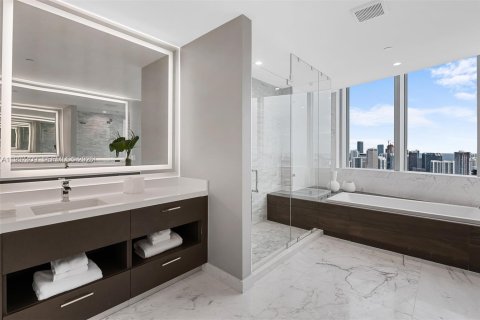 Condominio en alquiler en Miami, Florida, 4 dormitorios, 307.69 m2 № 1997791 - foto 9