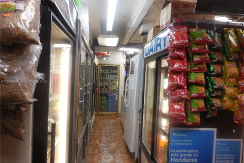 Commercial property in Miami, Florida № 2000983 - photo 3