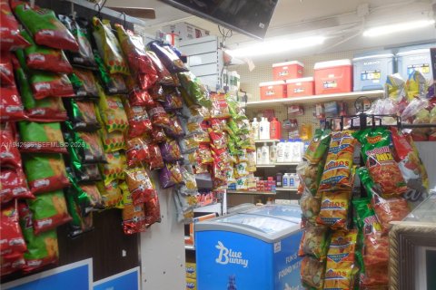 Commercial property in Miami, Florida № 2000983 - photo 11