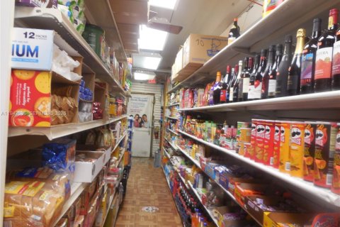 Commercial property in Miami, Florida № 2000983 - photo 4