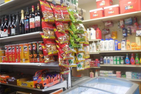 Commercial property in Miami, Florida № 2000983 - photo 9