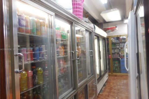 Commercial property in Miami, Florida № 2000983 - photo 12