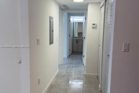 Condo in Miami, Florida, 2 bedrooms  № 2002240 - photo 3
