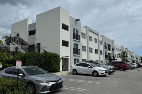 Condo in Miami, Florida, 2 bedrooms  № 2002240