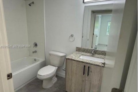 Condo in Miami, Florida, 2 bedrooms  № 2002240 - photo 4
