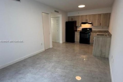 Condo in Miami, Florida, 2 bedrooms  № 2002240 - photo 2