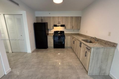 Condo in Miami, Florida, 2 bedrooms  № 2002240 - photo 9