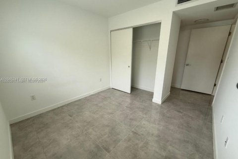 Condo in Miami, Florida, 2 bedrooms  № 2002240 - photo 5