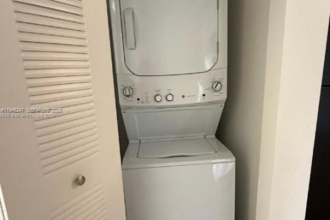 Condo in Miami, Florida, 2 bedrooms  № 2002240 - photo 8