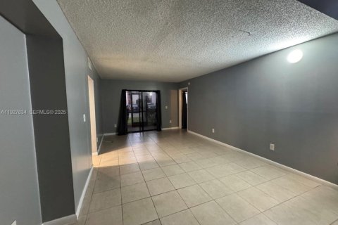 Condominio en alquiler en Miami, Florida, 3 dormitorios, 117.61 m2 № 1988127 - foto 4