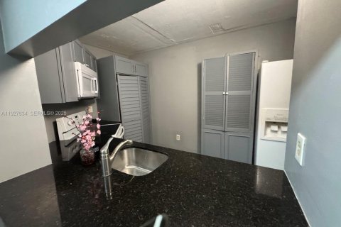 Condominio en alquiler en Miami, Florida, 3 dormitorios, 117.61 m2 № 1988127 - foto 5