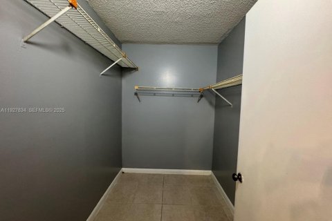 Condominio en alquiler en Miami, Florida, 3 dormitorios, 117.61 m2 № 1988127 - foto 12