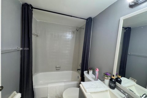 Condominio en alquiler en Miami, Florida, 3 dormitorios, 117.61 m2 № 1988127 - foto 13