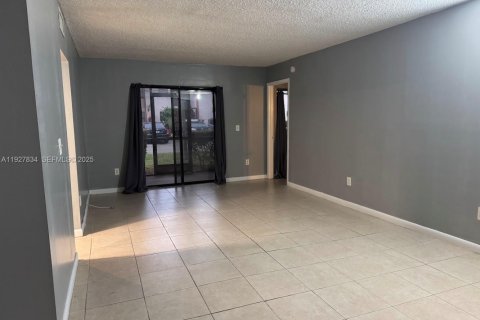 Condominio en alquiler en Miami, Florida, 3 dormitorios, 117.61 m2 № 1988127 - foto 3