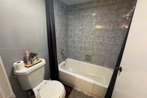 Condominio en alquiler en Miami, Florida, 3 dormitorios, 117.61 m2 № 1988127 - foto 11