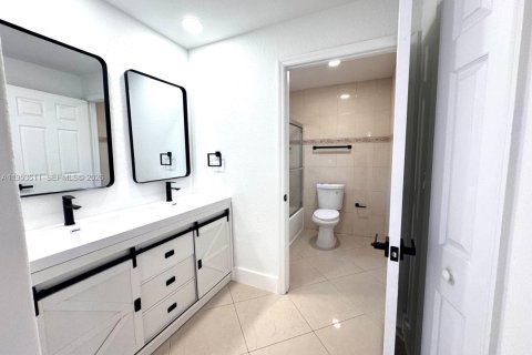 Condominio en alquiler en Doral, Florida, 3 dormitorios, 123.56 m2 № 2007920 - foto 18