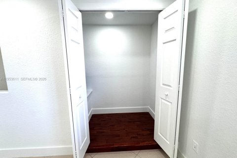 Condominio en alquiler en Doral, Florida, 3 dormitorios, 123.56 m2 № 2007920 - foto 11