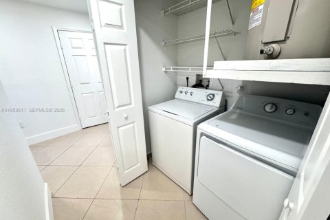 Condominio en alquiler en Doral, Florida, 3 dormitorios, 123.56 m2 № 2007920 - foto 13