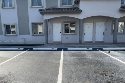 Condominio en alquiler en Doral, Florida, 3 dormitorios, 123.56 m2 № 2007920 - foto 2