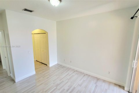 Снять в аренду таунхаус в Дания-Бич, Флорида 3 спальни, 129.23м2, № 1944344 - фото 18