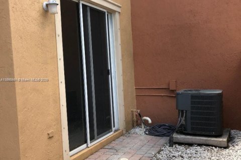 Снять в аренду таунхаус в Дания-Бич, Флорида 3 спальни, 129.23м2, № 1944344 - фото 7