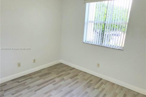 Снять в аренду таунхаус в Дания-Бич, Флорида 3 спальни, 129.23м2, № 1944344 - фото 25