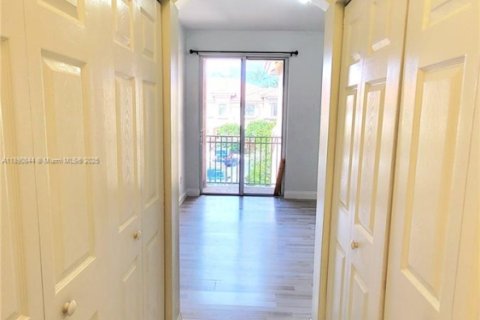 Снять в аренду таунхаус в Дания-Бич, Флорида 3 спальни, 129.23м2, № 1944344 - фото 23