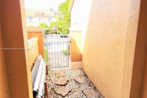 Снять в аренду таунхаус в Дания-Бич, Флорида 3 спальни, 129.23м2, № 1944344 - фото 16