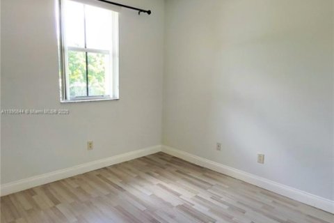 Снять в аренду таунхаус в Дания-Бич, Флорида 3 спальни, 129.23м2, № 1944344 - фото 30