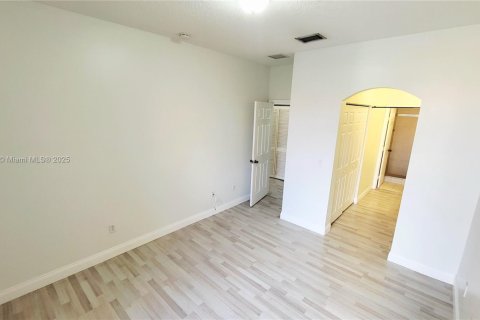 Снять в аренду таунхаус в Дания-Бич, Флорида 3 спальни, 129.23м2, № 1944344 - фото 19