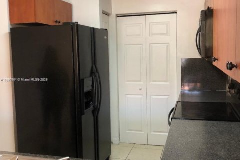 Снять в аренду таунхаус в Дания-Бич, Флорида 3 спальни, 129.23м2, № 1944344 - фото 8