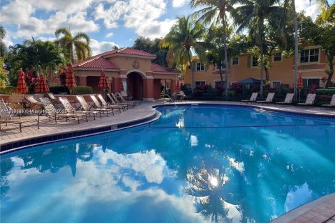 Снять в аренду таунхаус в Дания-Бич, Флорида 3 спальни, 129.23м2, № 1944344 - фото 3