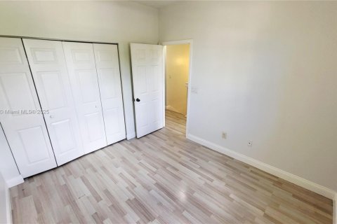 Снять в аренду таунхаус в Дания-Бич, Флорида 3 спальни, 129.23м2, № 1944344 - фото 29