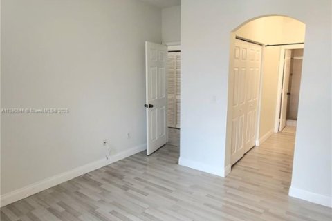 Снять в аренду таунхаус в Дания-Бич, Флорида 3 спальни, 129.23м2, № 1944344 - фото 20