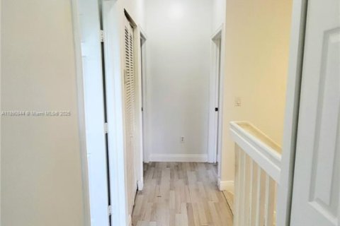 Снять в аренду таунхаус в Дания-Бич, Флорида 3 спальни, 129.23м2, № 1944344 - фото 24