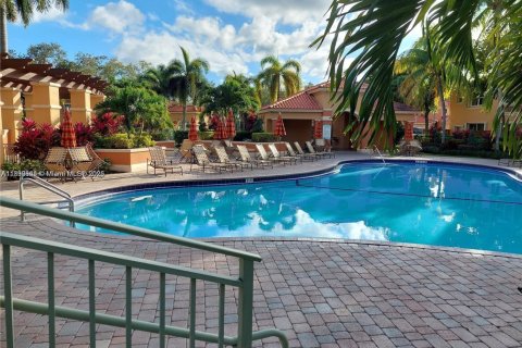 Снять в аренду таунхаус в Дания-Бич, Флорида 3 спальни, 129.23м2, № 1944344 - фото 13