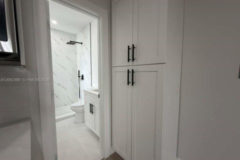 Apartamento en alquiler en Miami, Florida, 1 dormitorio, 55.56 m2 № 2067733 - foto 13
