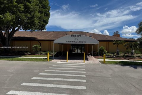 Condo in Pembroke Pines, Florida, 2 bedrooms  № 2068722 - photo 8