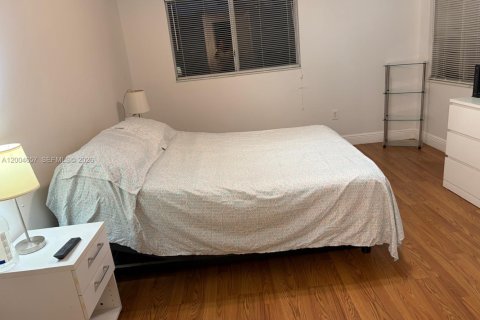 Condo in Pembroke Pines, Florida, 2 bedrooms  № 2068722 - photo 12