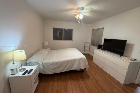 Condo in Pembroke Pines, Florida, 2 bedrooms  № 2068722 - photo 11