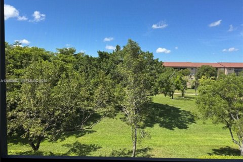 Condo in Pembroke Pines, Florida, 2 bedrooms  № 2068722 - photo 9