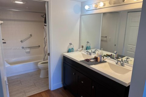 Condo in Pembroke Pines, Florida, 2 bedrooms  № 2068722 - photo 20