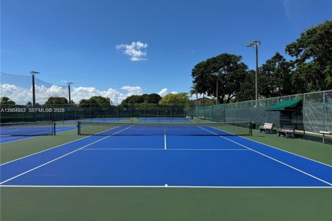 Condo in Pembroke Pines, Florida, 2 bedrooms  № 2068722 - photo 7