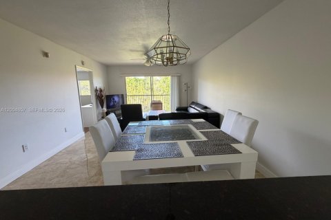 Condo in Pembroke Pines, Florida, 2 bedrooms  № 2068722 - photo 14